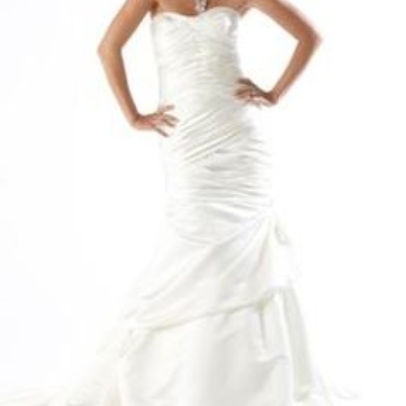 Kirstie Kelly Signature Wedding Dress - Picture 2 of 8